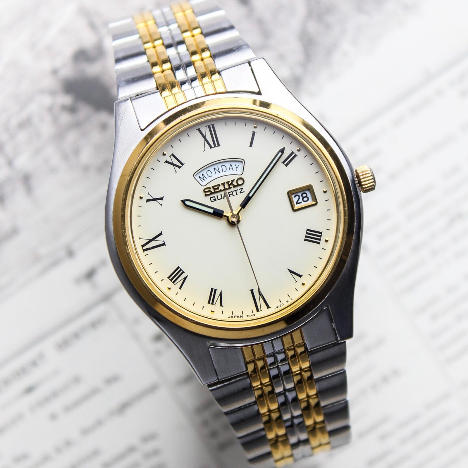 Seiko Quartz “Day-Date” 📅 - Image 2